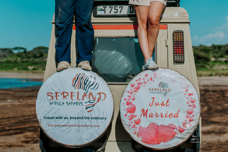 Arusha: 2-Day Lake Manyara & Ngorongoro Crater Safari