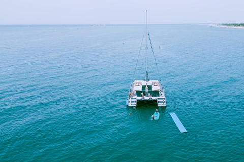 Cadiz Hauptstadt: Catamarán Experience - Paseo con baño