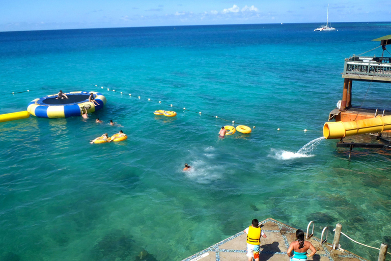 Doctor&#039;s Cave Beach, Margaritaville en shoppingtourVan Montego Bay