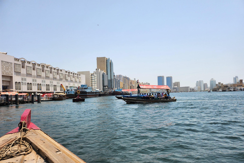 Dubai: Old Town Tour with Museums, Souks, and Boat Trip Tour in German