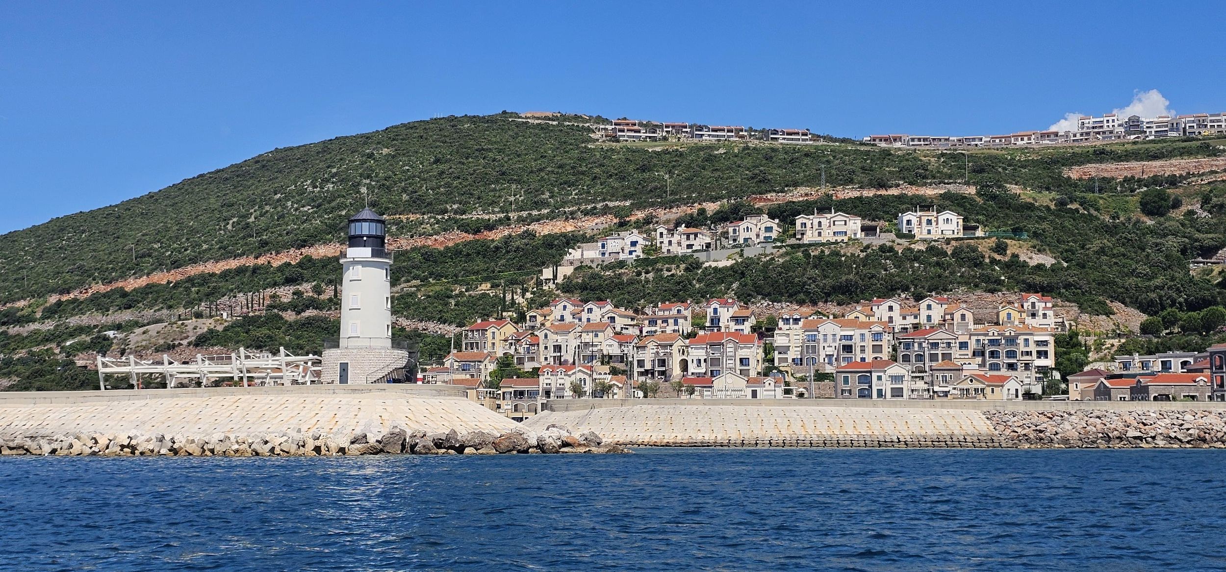 Private Bootstour in der Bucht von Luštica mit malerischen Schwimmpausen