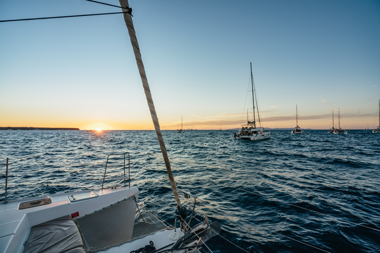 Santorini: Cruzeiro no Catamarã Caldera com refeições e bebidasCruzeiro Romântico ao Pôr do Sol