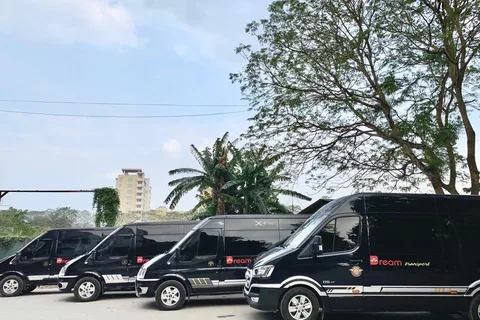 Ninh Binh: Traslado hacia o desde Ha Long en autobús limusina