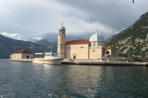 Bahía de Perast Kotor: barco a Nuestra Señora de las RocasBarco a Nuestra señora de las rocas Perast