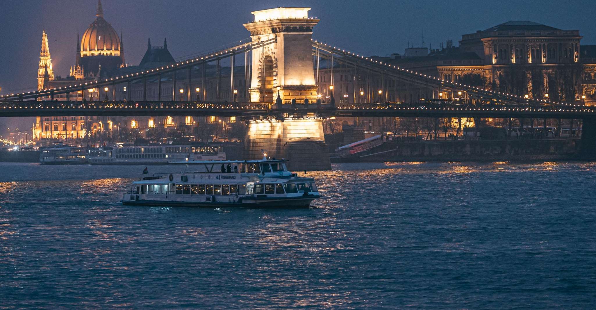 Budapest: By Night Sightseeing Cruise with Welcome Drink photo 7