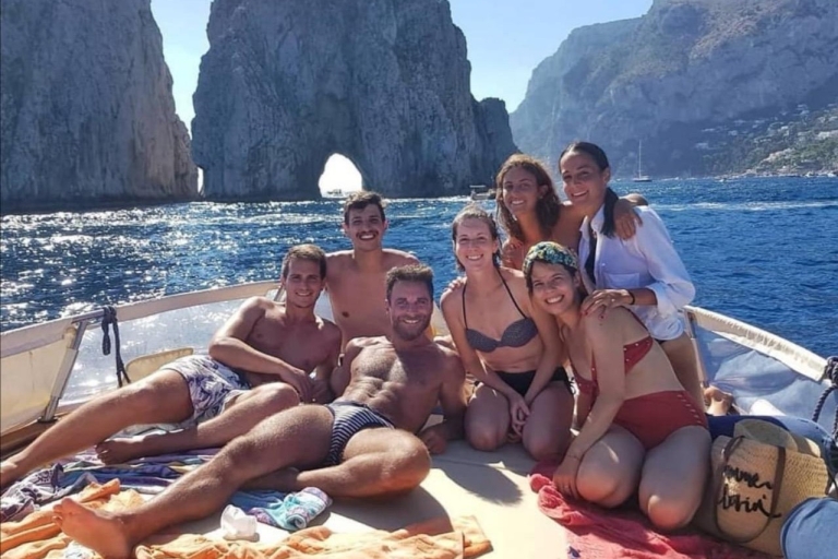 Capri Bootstour ab SorrentSorrento: Weiße Grotte, Grüne Grotte und Capri-Bootstour