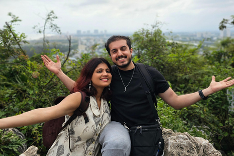 Impresionante puesta de sol en las Montañas de Mármol y la pagoda Linh Ung.Increíble puesta de sol en las Montañas de Mármol y la pagoda Linh Ung