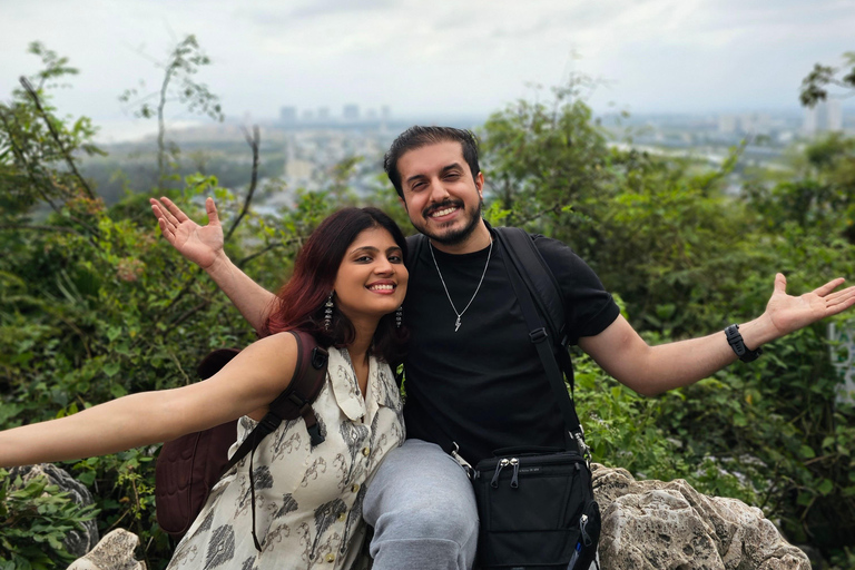 Impresionante puesta de sol en las Montañas de Mármol y la pagoda Linh Ung.Increíble puesta de sol en las Montañas de Mármol y la pagoda Linh Ung