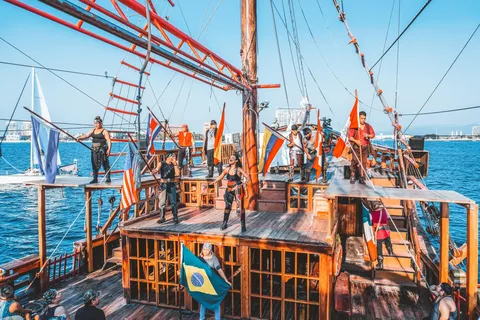 Excursion d'une journée à bord d'un bateau pirate à Puerto Vallarta : Plongée en apnée, repas et plus encore