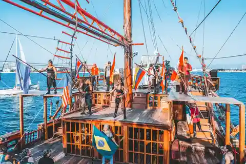 Excursion d'une journée à bord d'un bateau pirate à Puerto Vallarta : Plongée en apnée, repas et plus encore
