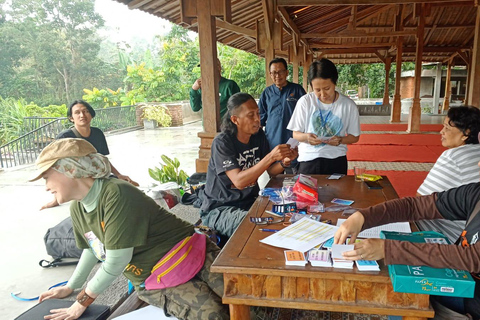 Yogyakarta: viaggio artistico e culturale con artisti localiYogyakarta: un viaggio nell'arte e nella cultura con un artista locale