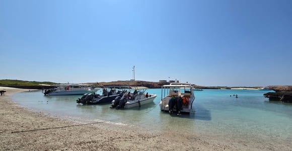 Muscat:Daymaniat Islands Boat Trip with Snorkeling and Lunch