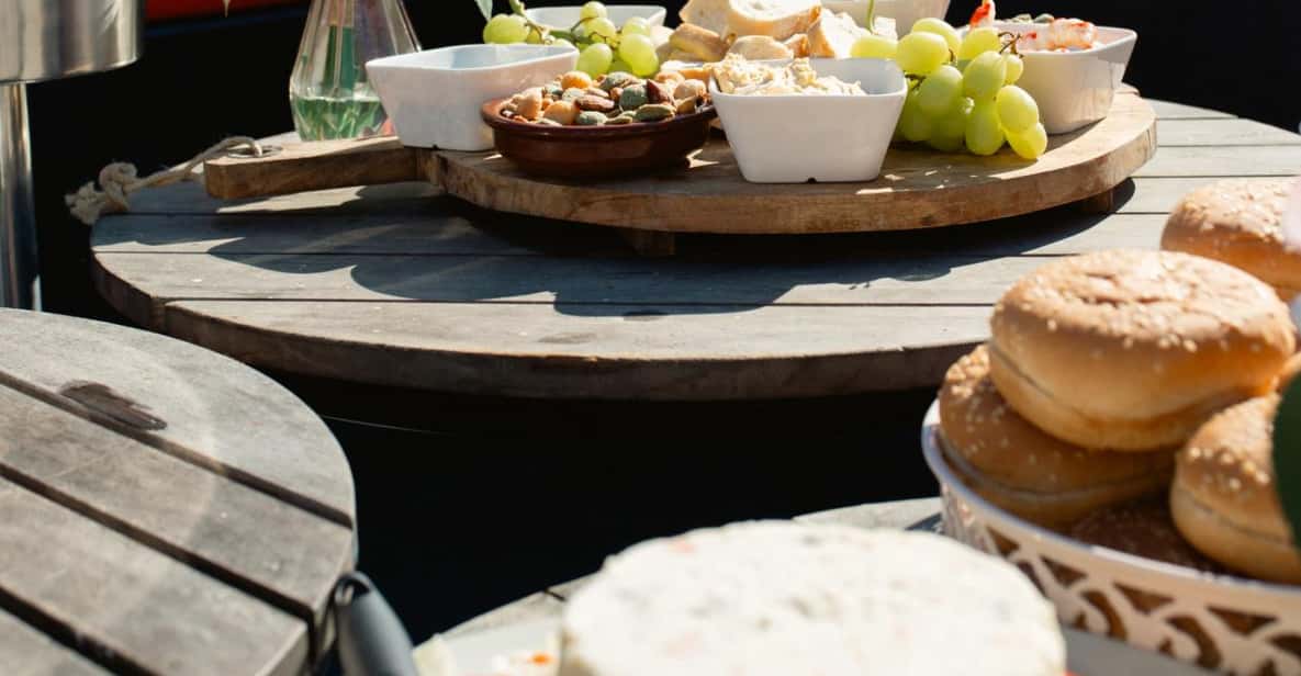 Afbeelding 2 van Haarlem: Sightseeingtour met rondvaart en hapjes en drankjes