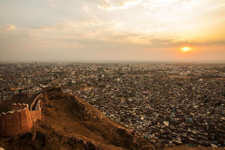 Jaipur: Tour nocturno privado con mirador al atardecer de NahargarhExcursión en Tuk-Tuk con conductor de habla inglesa