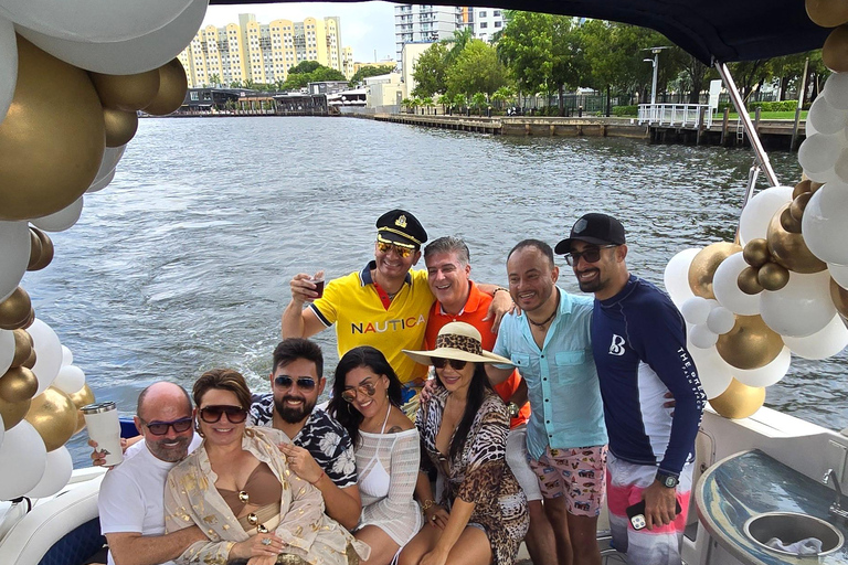 Yacht cruise Biscayne Bay, Miami Beach and Sand bar. 42Ft Yacht cruice Biscayne Bay, Miami Beach and Sand bar