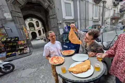 Naples: Street Art, Wine and Food Tasting Walking Tour