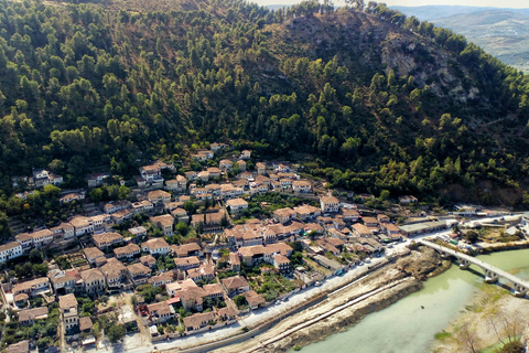 "Circuit d'une journée à Berat et au lac Belsh au départ de Tirana / Durres"Tirana à Berat et au lac Belsh : UNESCO & Tour panoramique d'une journée"