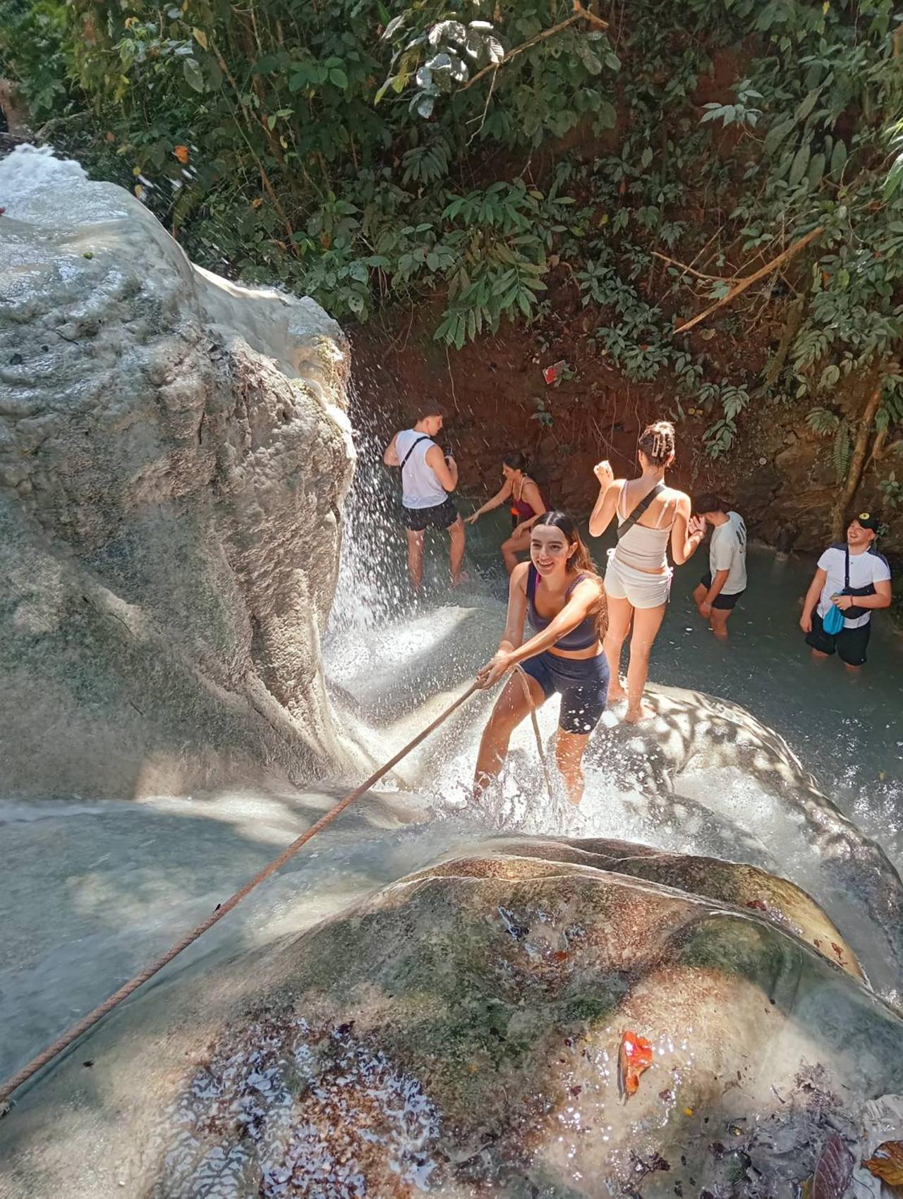 Ab Chiang Mai: Dantewada, Blauer Tempel und Bua-Tong-Wasserfall – Tour