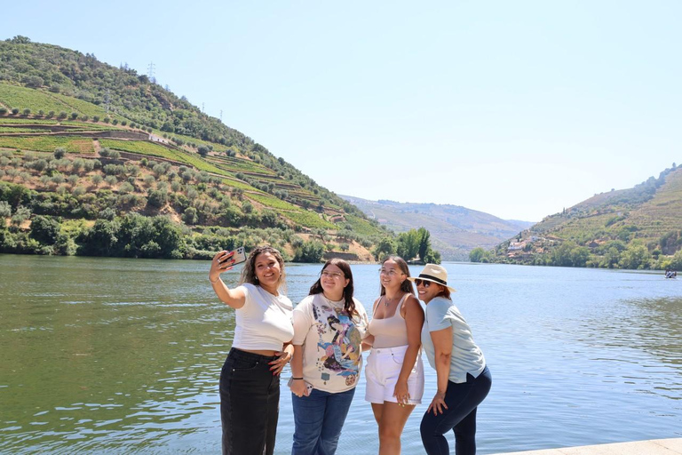 From Porto: 2 Boutique Wineries w/ Winery Lunch & 1-h cruise Tour in English