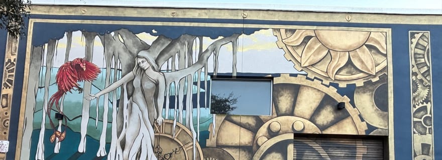 Saint-Pétersbourg : visite libre des fresques murales en Vespa