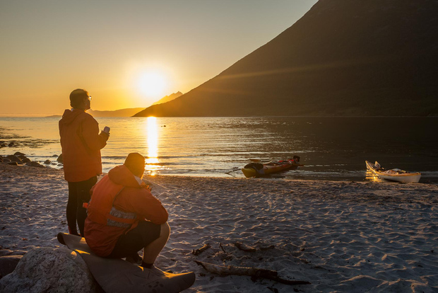 Senja: Guidad kajaktur i liten grupp på kvällen