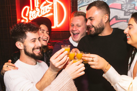 Budapest: Tipsy Tour Diversión por los bares con un guía localBudapest: Tipsy Tour Divertido Bar Crawl con un Local