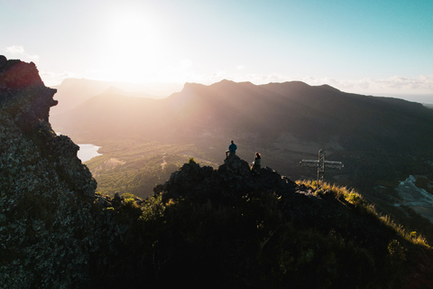 Ilhas Maurício: Caminhada e escalada guiada ao nascer do sol na montanha Le MorneCaminhada e escalada ao nascer do sol na montanha Le Morne