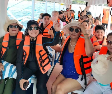 Boracay: Island Hopping with Snorkeling and Crystal Cove