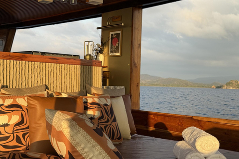 Labuan Bajo: Komodo Full Day Tour Luxury Boat Sunset Cruise Komodo Tour Luxury Boat with Drone and GoPro Underwater