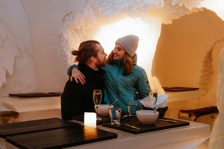 Rovaniemi : Dîner au restaurant Ice avec sauna dans la neige et transfertDu monde des bonhommes de neige : Dîner à l'hôtel de glace