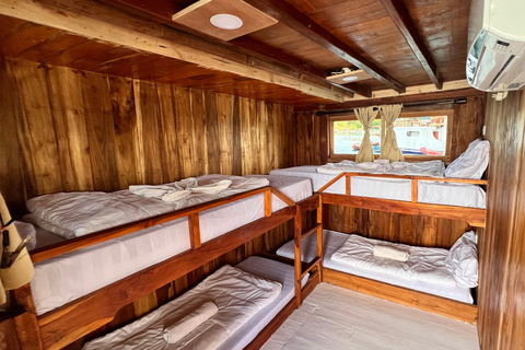 Labuan Bajo: 3-Day Komodo Sailing & Overland Tour, 12 Stops Standard Boat | 3-Day Komodo Sailing | 9 Stops | No Overland
