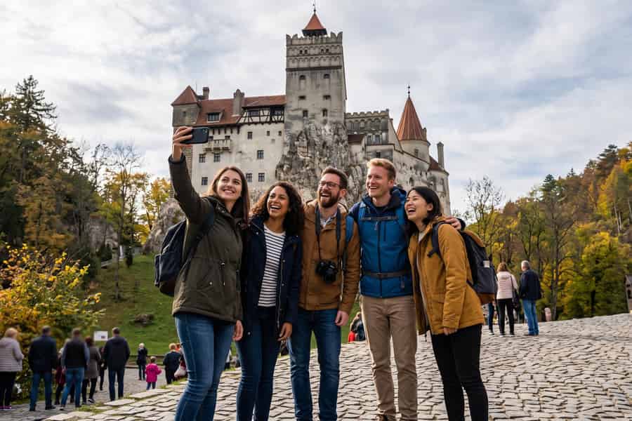 Tagestour ohne Anstehen: Draculas Schloss, Schloss Peleș und Brașov. Foto: GetYourGuide Tagestour ohne Anstehen: Draculas Schloss, Schloss Peleș und Brașov. Foto: GetYourGuide