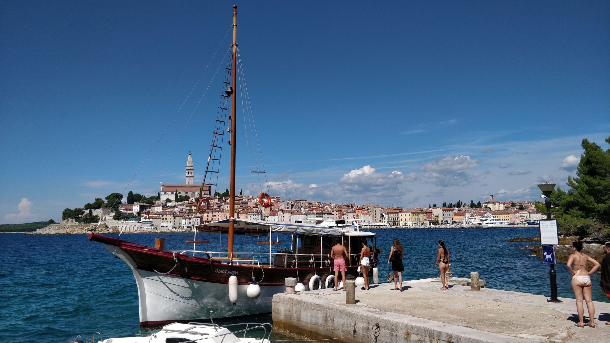 Rovinj: Bootstour zur Roten Insel und zum Lim-Fjord mit BBQ und Schwimmen