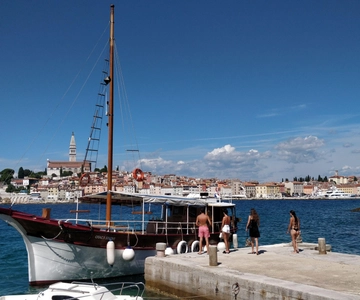 Rovinj: passeio de barco pela Ilha Vermelha e pelo fiorde Lim com churrasco e natação