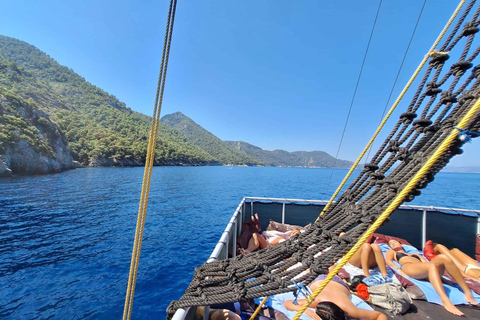 Kusadasi: Guzelcamli Boat Tour, Lunch & Foam Party