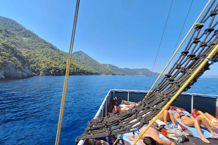 Kusadasi: Guzelcamli Boat Tour, Lunch & Foam Party