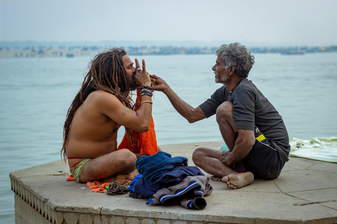 Varanasi : Marche spirituelle, tour en bateau et cérémonie de la Puja