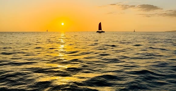Waikiki Beach: Sunset Sailing Catamaran Cruise with a Swim
