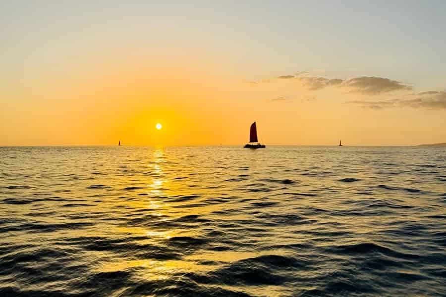Waikiki Beach Sunset Sail and Swim auf einem Segelkatamaran. Foto: GetYourGuide