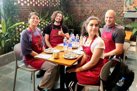 Aula de cozinha caseira e jantar com um chef local na cidade de Hue