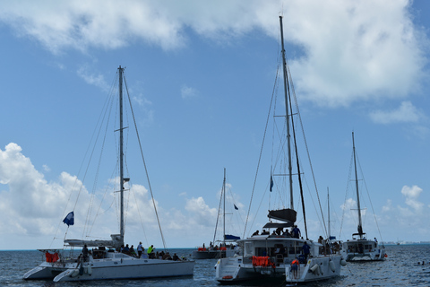 Isla Mujeres: Only Adults Catamaran, Snorkel and Beach club Tour from Playa del Carmen