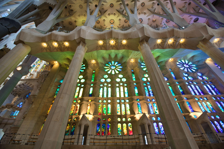 Barcelona: Sagrada Familia Guided Tour Sagrada Familia Standard Group Tour in English