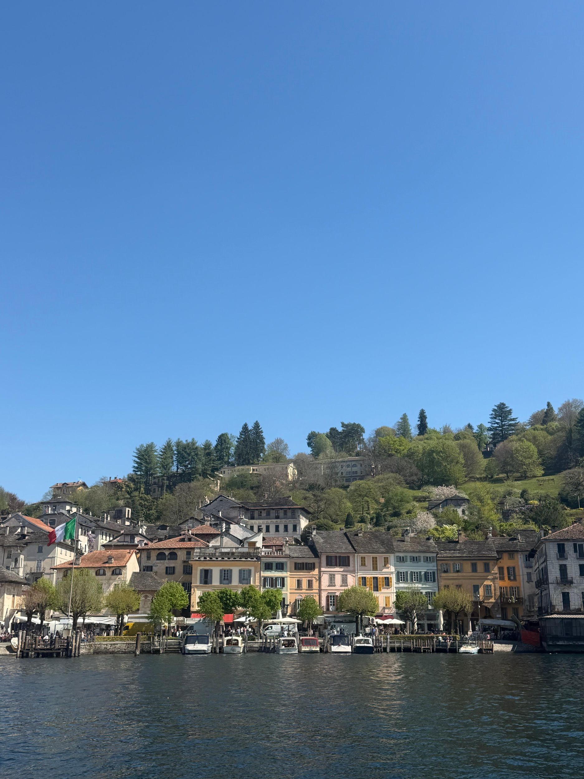 Orta San Giulio: Sacro Monte und das Dorf bei Sonnenuntergang