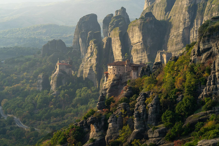 De Atenas: Viagem de 1 dia de trem para as cavernas e mosteiros de Meteora