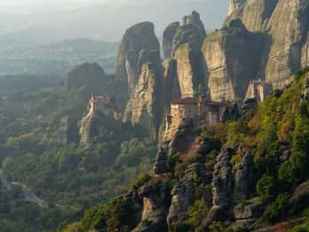 Von Athen aus: Tagestour zu den Meteora-Höhlen und Klöstern mit dem Zug