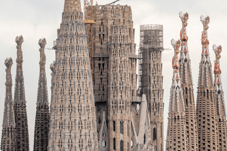 Barcelona: Sagrada Familia Tour and Sailing Trip