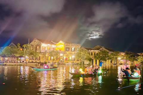 Hoi An: Bootsfahrt auf dem Hoai-Fluss mit LaternenumzugHoi An: Bootsfahrt auf dem Hoai-Fluss mit Blumenlaternenabwurf