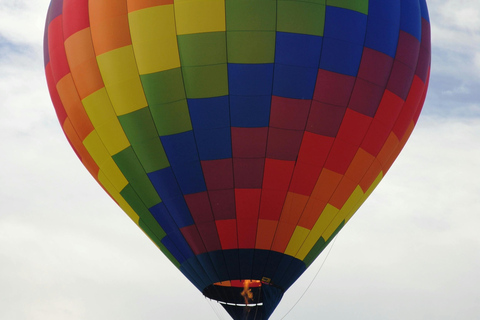 Vilna: vuelo en globo con champán y aperitivosVilnius: Hot Air Balloon Flight with Champagne &amp; Snacks