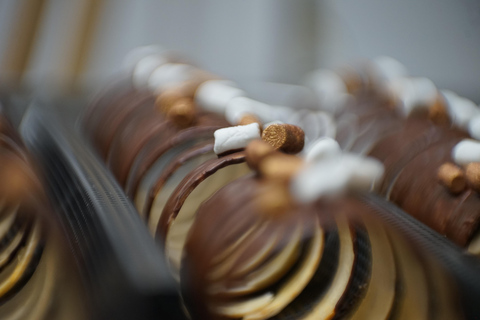 عشاء رومانسي على ضوء الشموع مع كريمون، 5 أطباق مع النبيذتناول الطعام