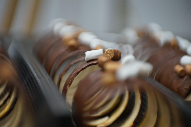 عشاء رومانسي على ضوء الشموع مع كريمون، 5 أطباق مع النبيذتناول الطعام